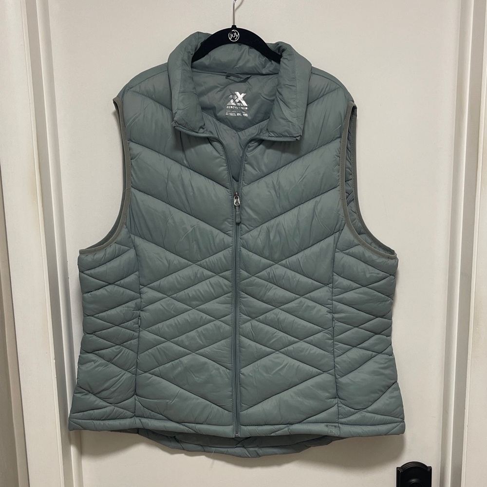 ZeroXposur Women's Light Gray/Green Quilted Vest